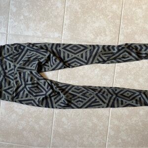Lululemon green & black geometric design leggings. Size 6